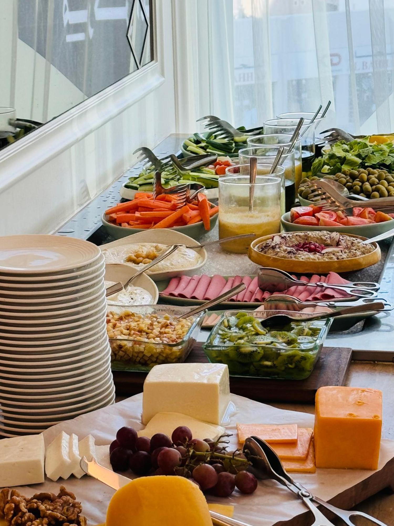 Shaza Doha Hotel Luaran gambar A salad bar
