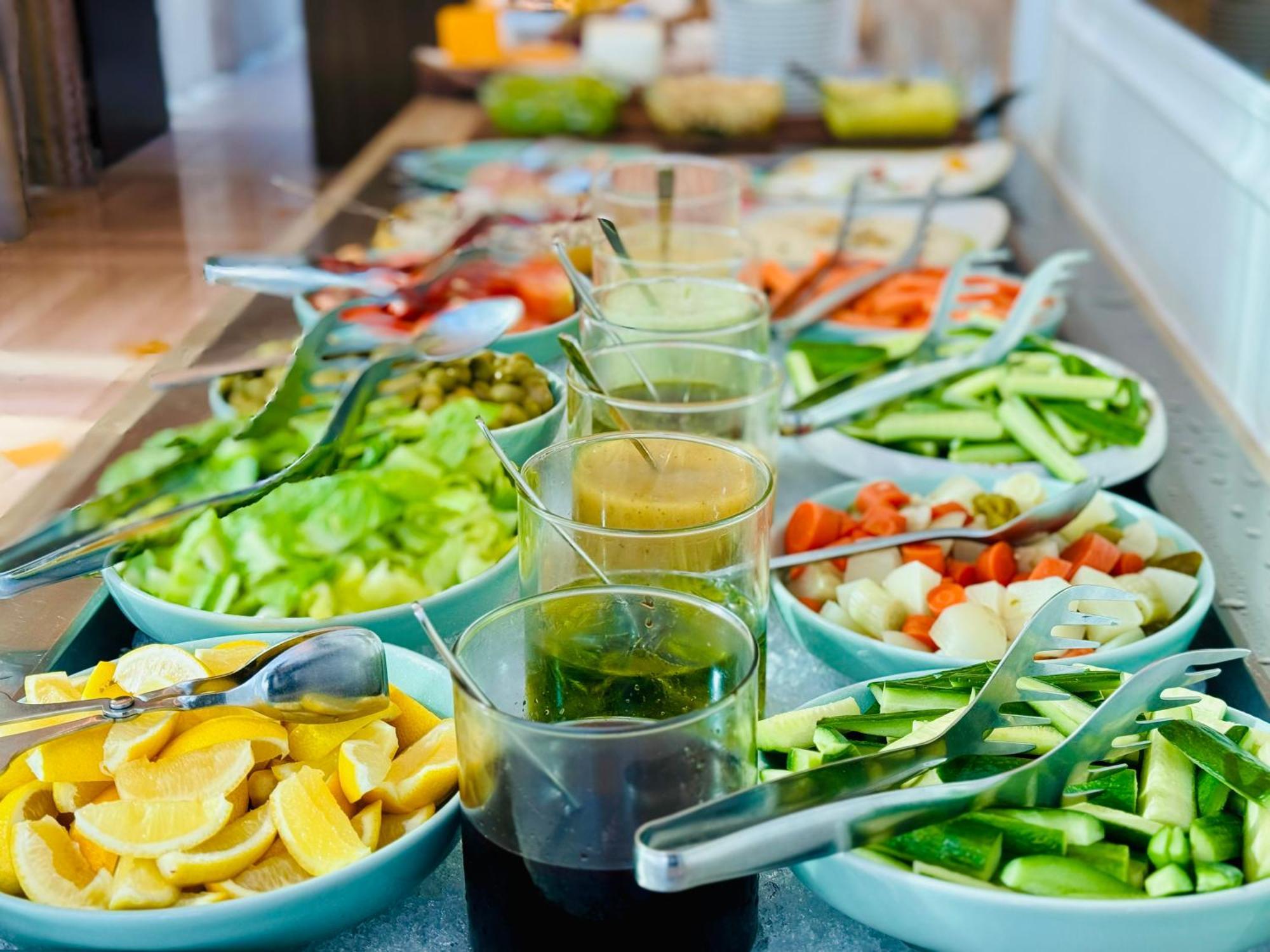 Shaza Doha Hotel Luaran gambar A salad bar